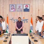 गुजरात के अहमदाबाद में हुए विमान हादसे में जान गंवाने वालों को मुख्यमंत्री और उच्च अधिकारियो के साथ दी श्रद्धांजलि।