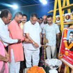 शहीद राईफलमेन नरेश उनियाल स्मृति द्वार का उद्घाटन करते सैनिक कल्याण मंत्री गणेश जोशी