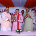 भाजपा प्रदेश अध्यक्ष महेन्द्र भट्ट को स्मृति चिन्ह देकर अभिनन्दन करते कैबिनेट मंत्री गणेश जोशी