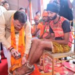 मुख्यमंत्री श्री पुष्कर सिंह धामी ने ओम पुल में आयोजित कार्यक्रम में कावंडियों के पांव धोकर (प्रक्षालन) कावंडियों/शिव भक्तों का किया स्वागत, हरिद्वार आये कांवडियों एवं शिव भक्तों पर हैलीकॉफ्टर से पुष्प वर्षा।