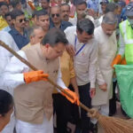 सीएम धामी ने झाड़ू थामकर की शिव घाट की सफाई, कांवड़ियों को दिया स्वच्छता का संदेश