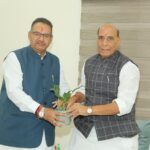 रक्षा मंत्री राजनाथ सिंह से मिले सैनिक कल्याण मंत्री गणेश जोशी