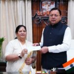 मुख्यमंत्री राहत कोष के लिए पर्वतारोही बछेंद्री पाल ने प्रदान किया 10 लाख का चेक