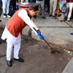मुख्यमंत्री  धामी का आईएसबीटी देहरादून में औचक निरीक्षण, गंदगी देखकर खुद उठाई झाड़ू