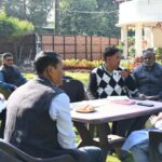 एमडीडीए के माध्यम से मसूरी विधानसभा क्षेत्र के विकास कार्यों की समीक्षा करते कैबिनेट मंत्री गणेश जोशी