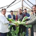 कृषि मंत्री गणेश जोशी ने भगरतौला में किसानों से किया संवाद, पॉलीहाउस क्लस्टर मॉडल की सराहना की