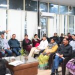 मसूरी विधानसभा क्षेत्र में बीएलए-2 की नियुक्ति को लेकर पार्टी पदाधिकारियों से वार्ता करते कैबिनेट मंत्री गणेश जोशी