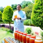 मुख्यमंत्री आवास परिसर में शहद निकालने की प्रक्रिया का मुख्यमंत्री पुष्कर सिंह धामी ने किया अवलोकन।