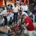टपकेश्वर मंदिर किनारे तमसा नदी में चला विशेष स्वच्छता अभियान, कैबिनेट मंत्री गणेश जोशी ने दिया स्वच्छता का संदेश