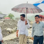 रेड अलर्ट के बीच ग्राउंड जीरो पर उतरे डीएम, संवेदनशील क्षेत्रों का किया निरीक्षण