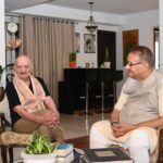 1971 युद्ध के वीर महावीर चक्र विजेता लेफ्टिनेंट जनरल आनंद सरूप (सेवानिवृत्त) से भेंट करते सैनिक कल्याण मंत्री गणेश जोशी